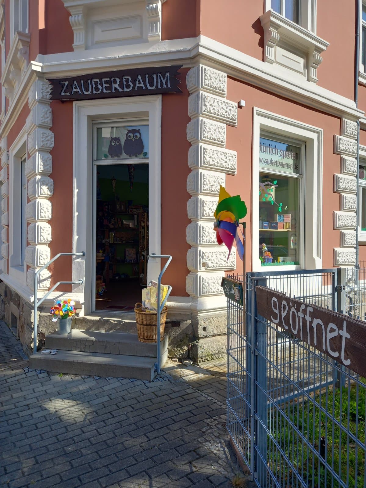 Eingang des ZAUBERBAUM mit Eulen-Fensterbild und Schild „geöffnet“