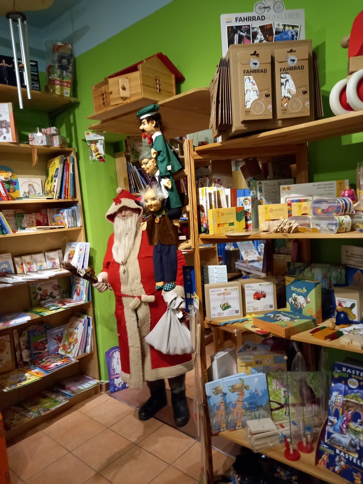 Weihnachtsecke mit Räuchermann, Handpuppen und Bastelartikeln