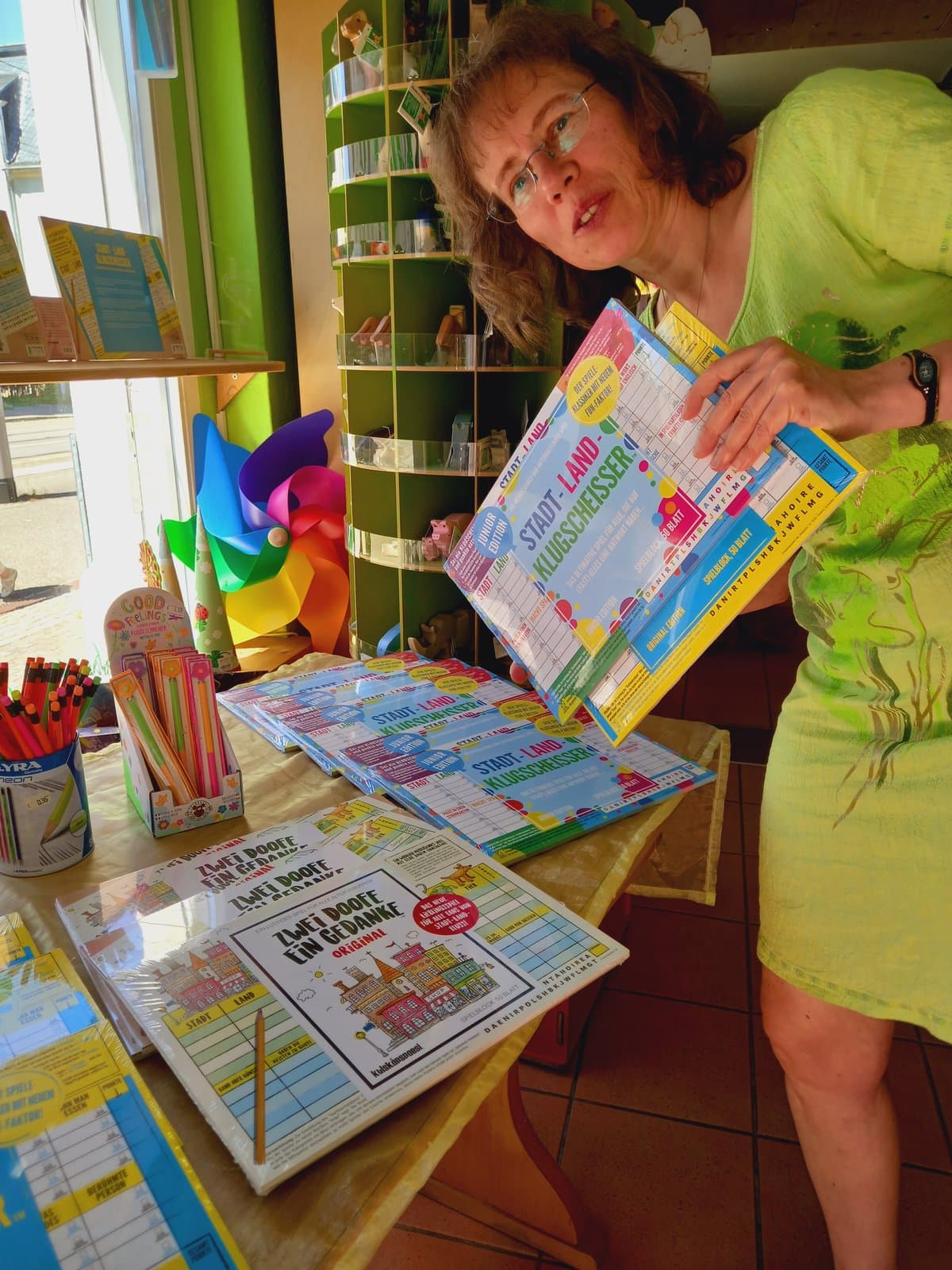 Spieleblöcke und bunte Windräder auf dem Spieltisch