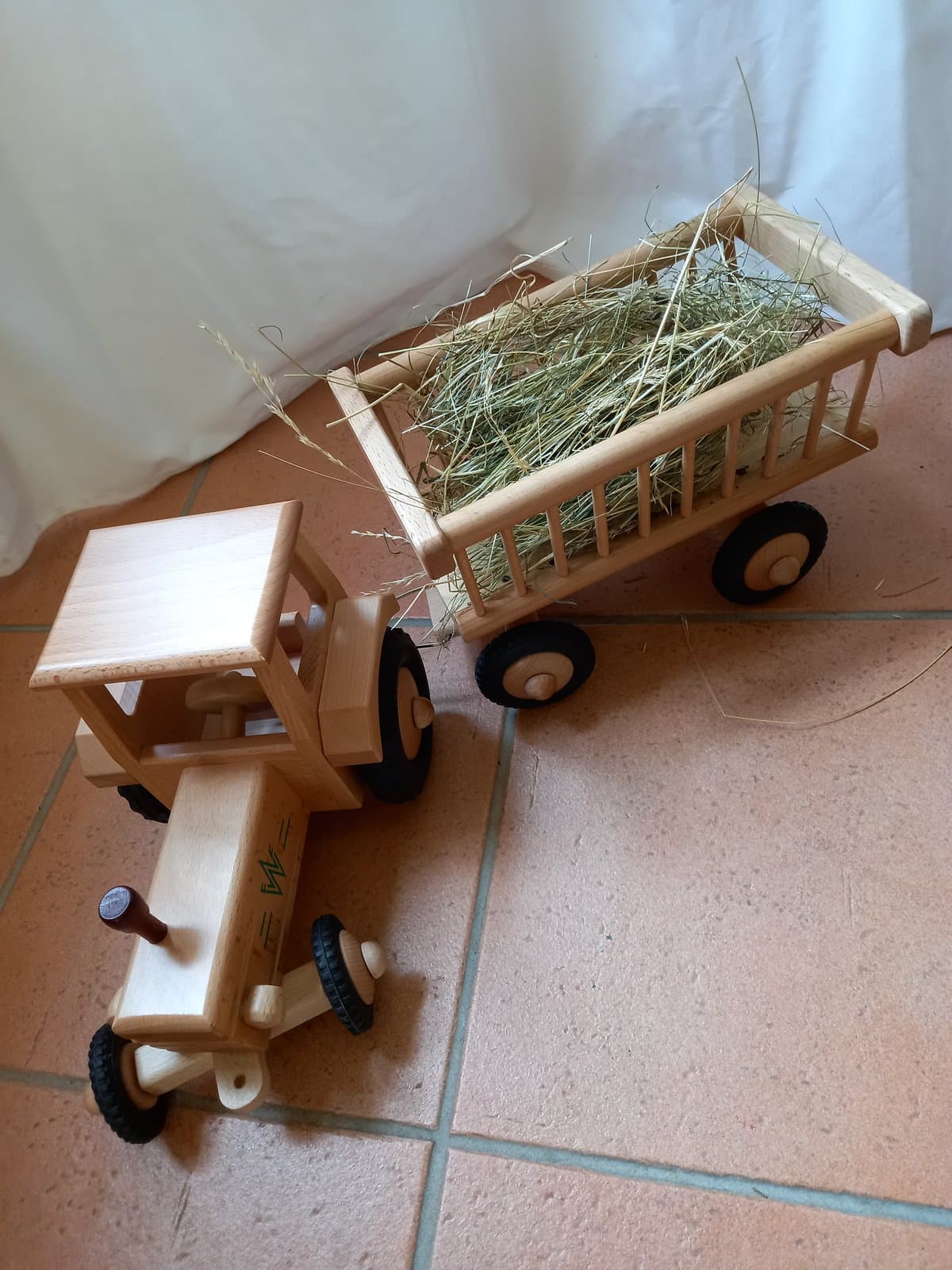 Holz-Traktor mit Heuwagen