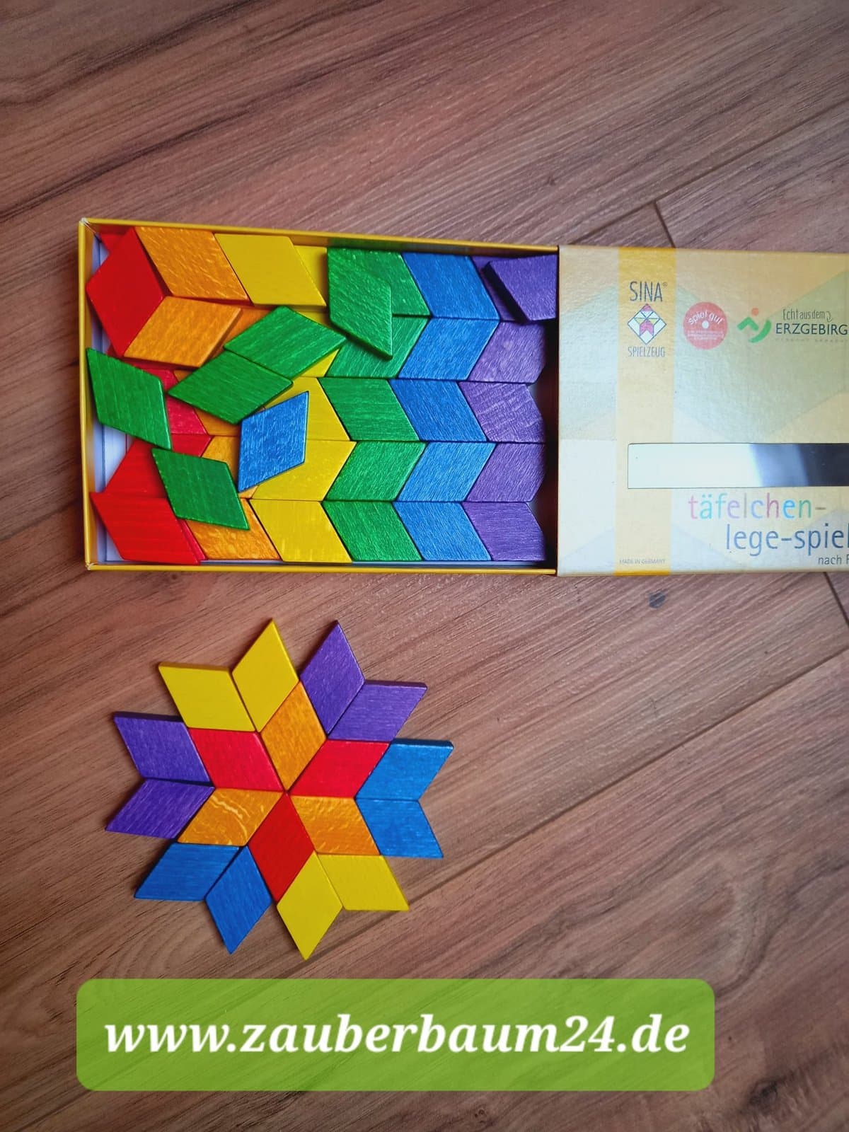 Legespiel mit bunten Holztäfelchen — gelegter Stern