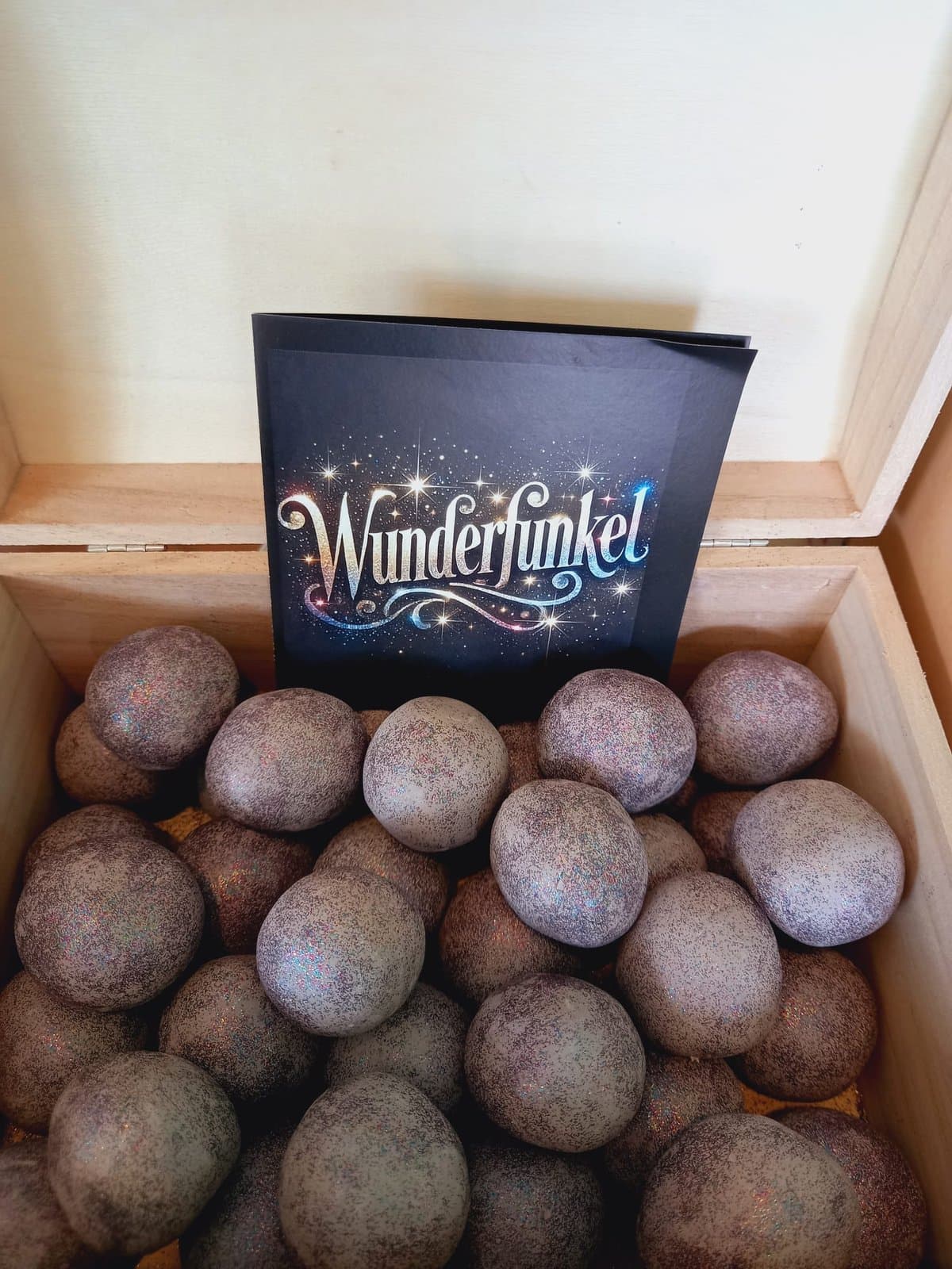 Wunderfunkel-Glitzersteine in der Holzkiste