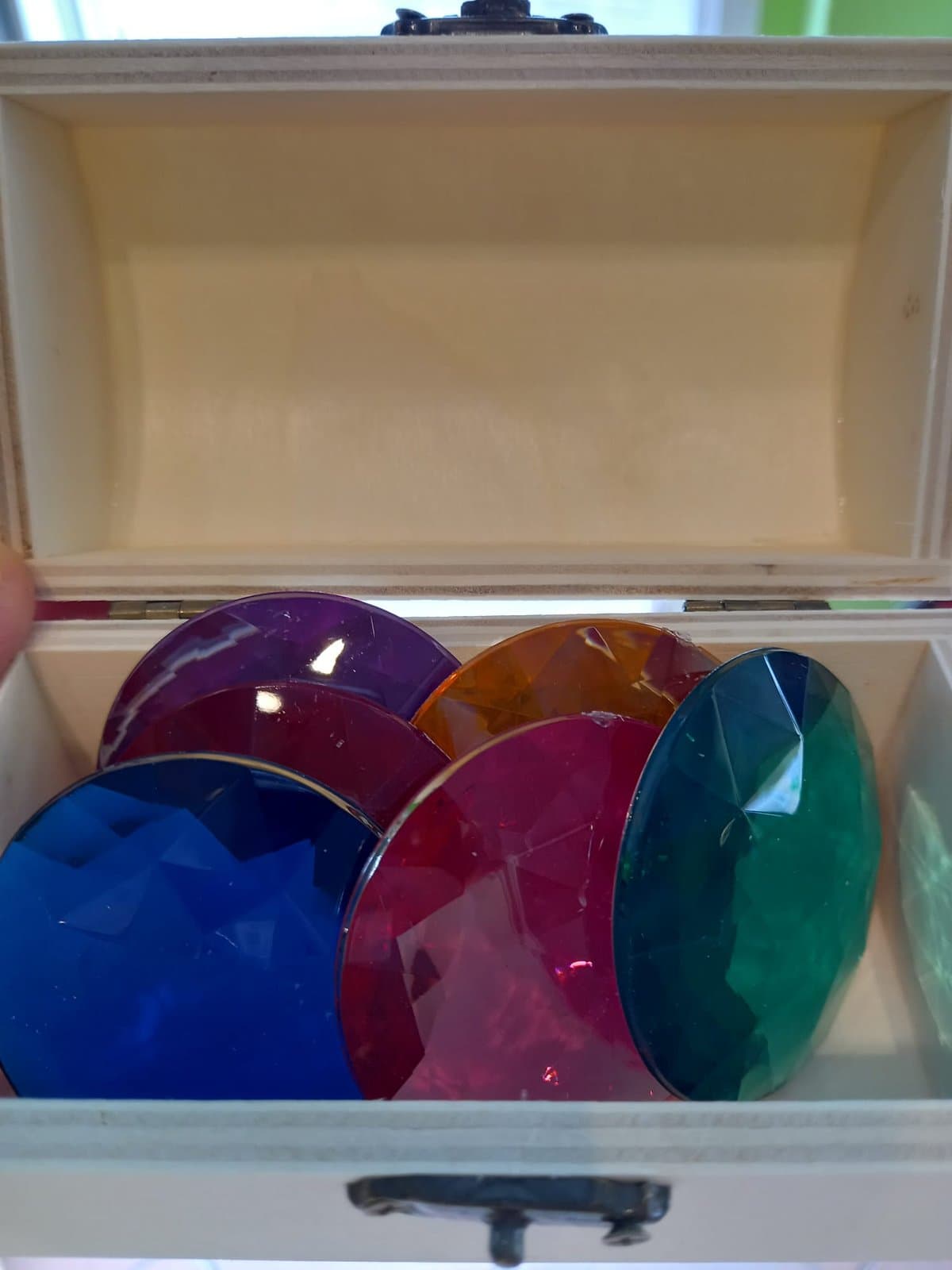 Bunte Edelsteine in einer Holz-Schatzkiste